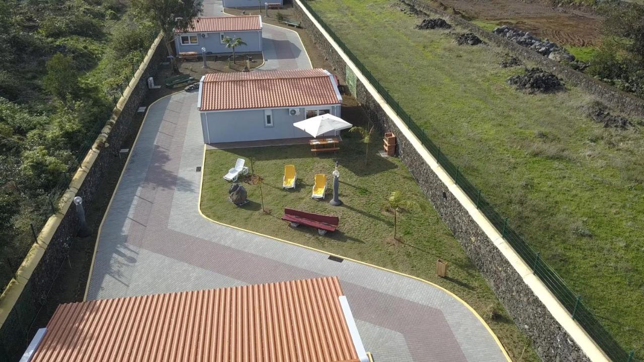 Parrots`Village Rabo de Peixe Buitenkant foto