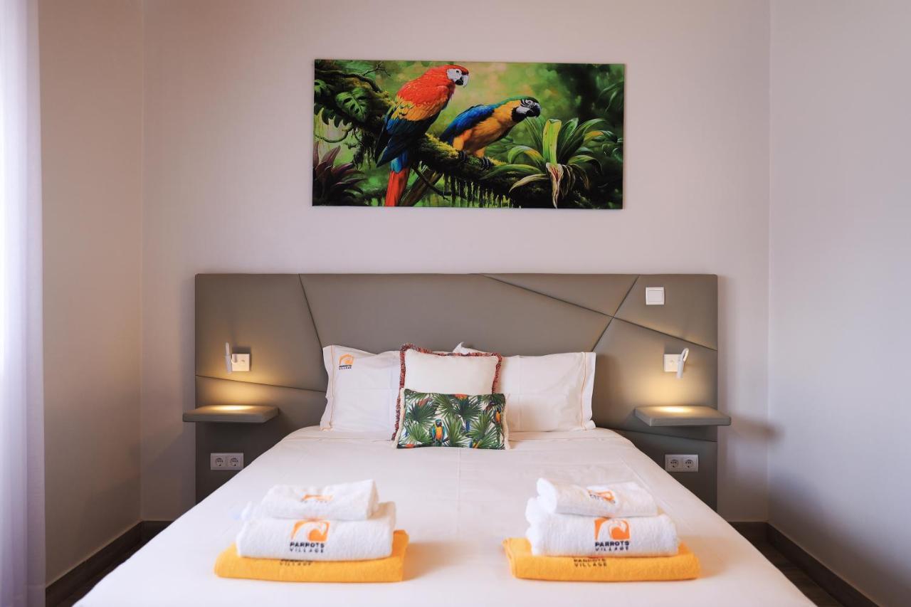 Parrots`Village Rabo de Peixe Buitenkant foto