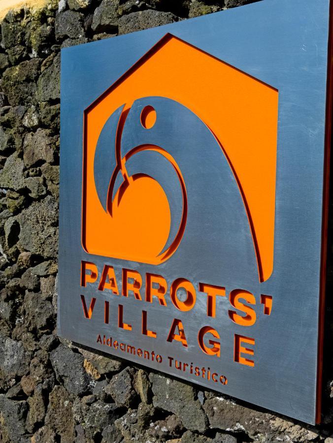 Parrots`Village Rabo de Peixe Buitenkant foto